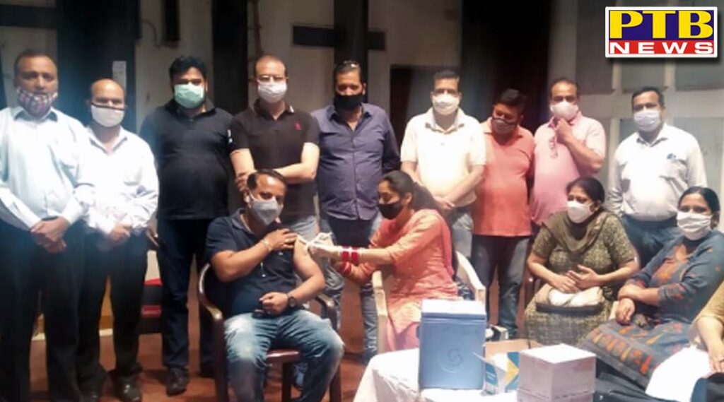 Journalists of Jalandhar put corona vaccine Special Vacation Camp for Journalists organized on the orders of the Collector Ghanshyam Thori in Red Cross Bhavan Jalandhar
