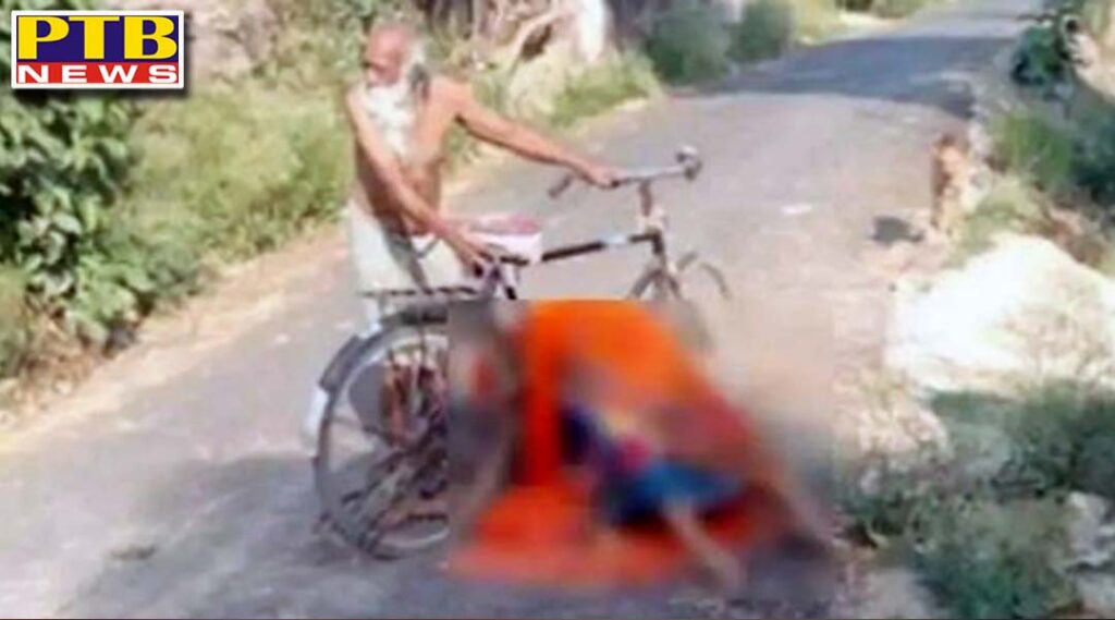 Fearing Corona, the neighbors did not shoulder the dead wife of the elderly Wife's body was taken alone on bicycle