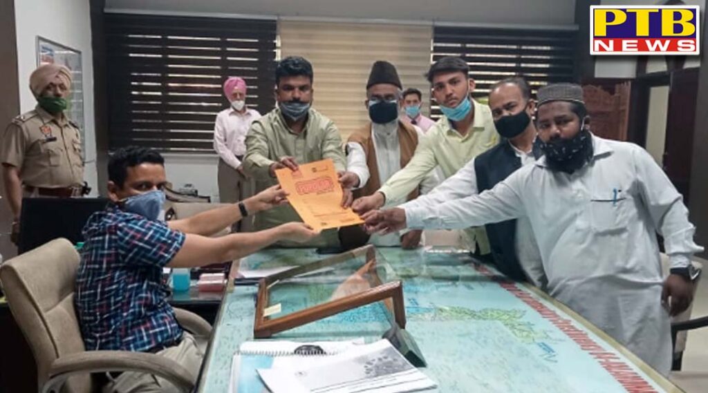 Minority Commission member Nasir Salmani handed over the demand letter to the District Collector with the Muslim brotherhood Jalandhar