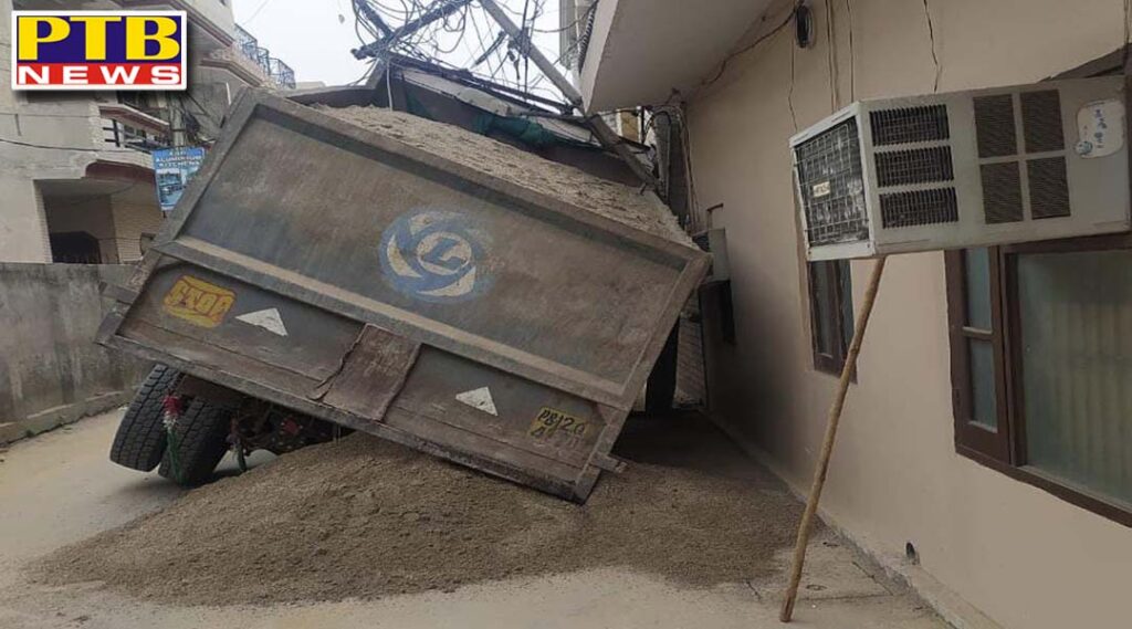 In this area of Jalandhar, in the morning, the wall of the house turned into a sand-filled tipper Broken pole