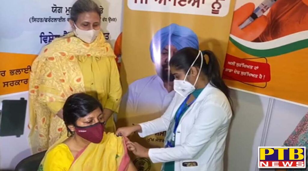 Punjab Chief Secretary Vini Mahajan also made Corona Vaccine first dose Punjab Chandigarh