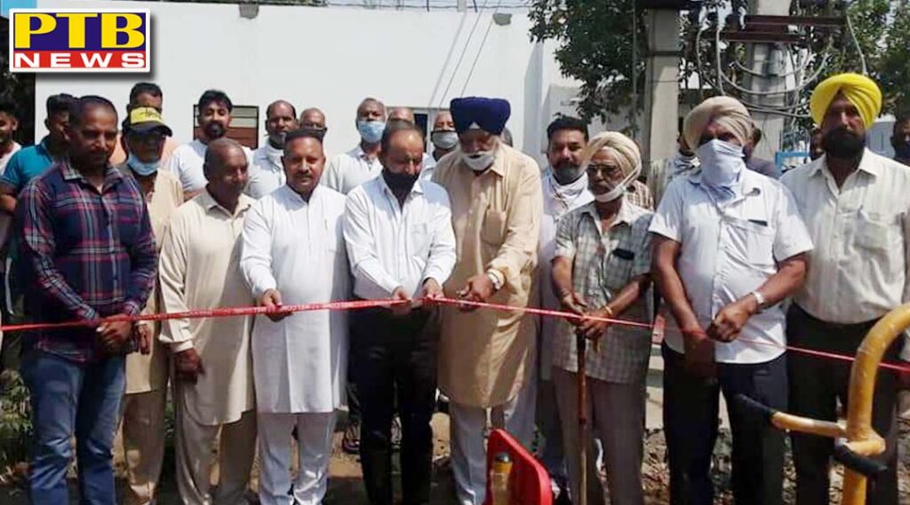 PTB Exclusive News Residents of the area, including MLA Rajinder Beri from the Central, Councilor Mandeep Jassal, who are in dispute, ripped the rules in complete lockdown, Inauguration of open gym without any fear, in Dhannowali area under Rama Mandi Jalandhar