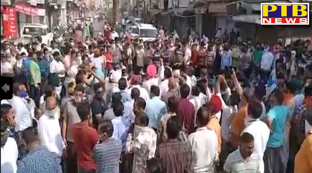 पंजाब सरकार द्वारा लगाए गए Mini Lockdown के विराेध में सड़काें पर उतरे व्यापारी, जमकर किया प्रदर्शन,