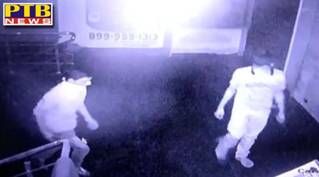 Caan World Immigration Company Jalandhar thieves who clean hands in the dark of night and Thieves breaking the shutter at the 99 beauty academy carry out the theft incident Both the thieves are seen in both CCTV footage looking alike Jalandhar Police