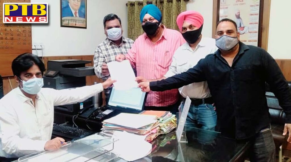 AAP party leaders today submitted a letter of demand to the ADC for the forgiveness of electricity bills and the interest of shopkeepers and financial assistance to laborers In Jalandhar