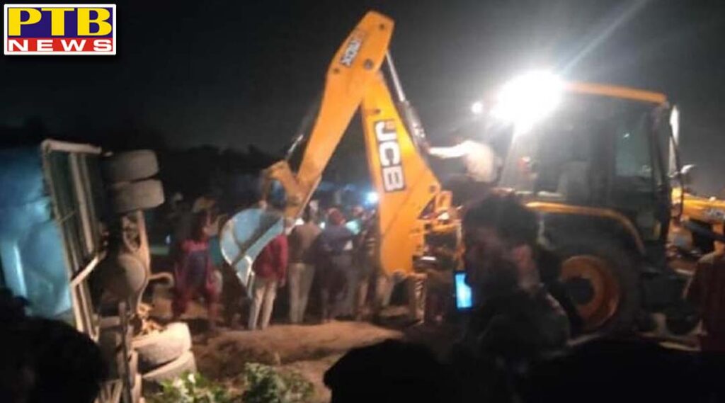 massive collision between tempo and bus in kanpur both vehicles overturned many likely to die uttar pradesh kanpur