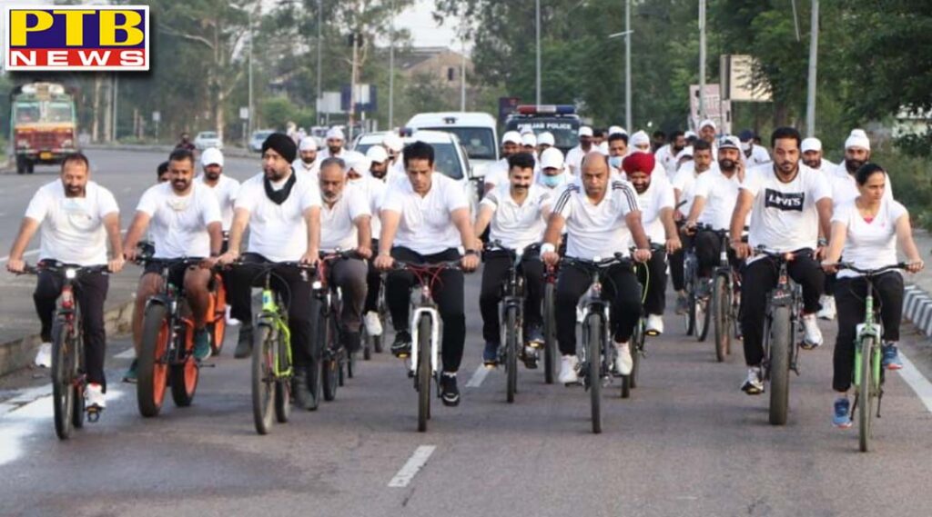 Jalandhar Dehat SSP Naveen Singla flagged off the cycle rally started against drugs Cycle for many kilometers with himself and other police officers Jalandhar Rural Punjab