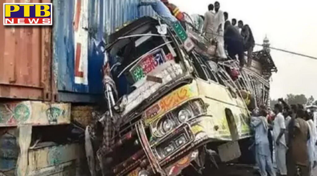 major road accident in pakistan punjab proviance 30 killed after bus collided with truck