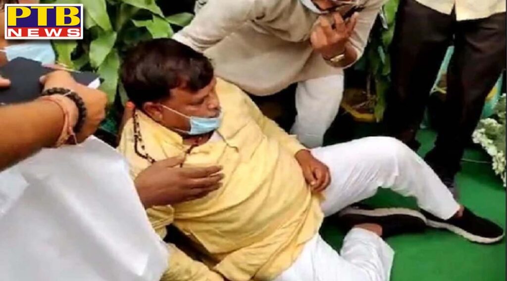 energy minister pradyuman singh tomar fell down from the stage in gwalior during government program PTB Big Breaking News