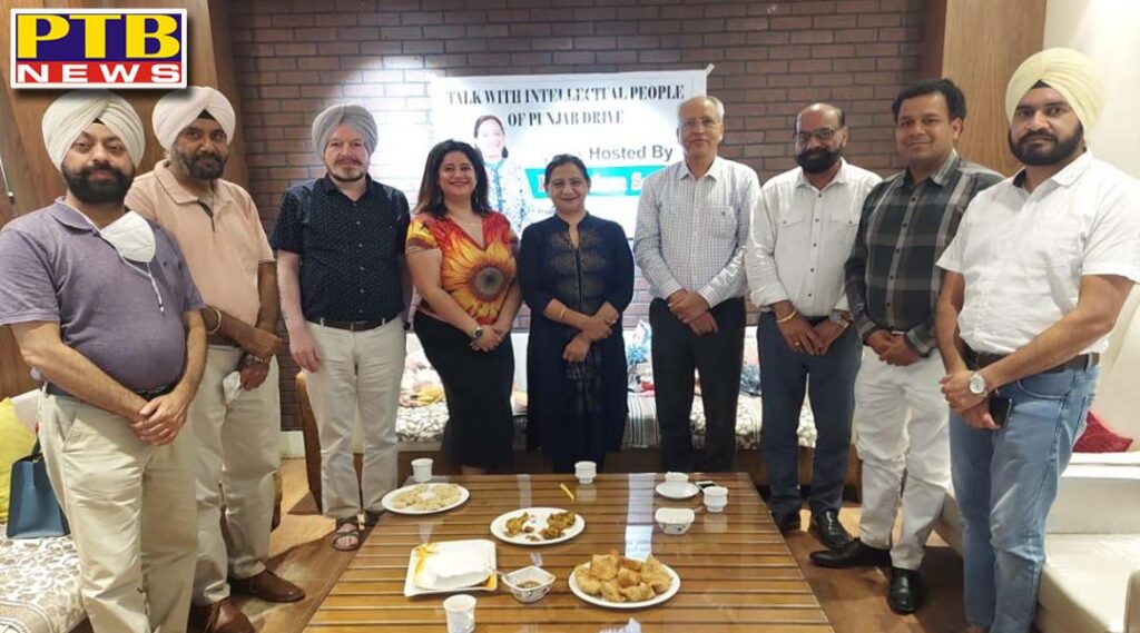 Jalandhar the office bearers of ACOS organization discussed the travel industry with Councilor Dr. Jasleen Sethi Punjab