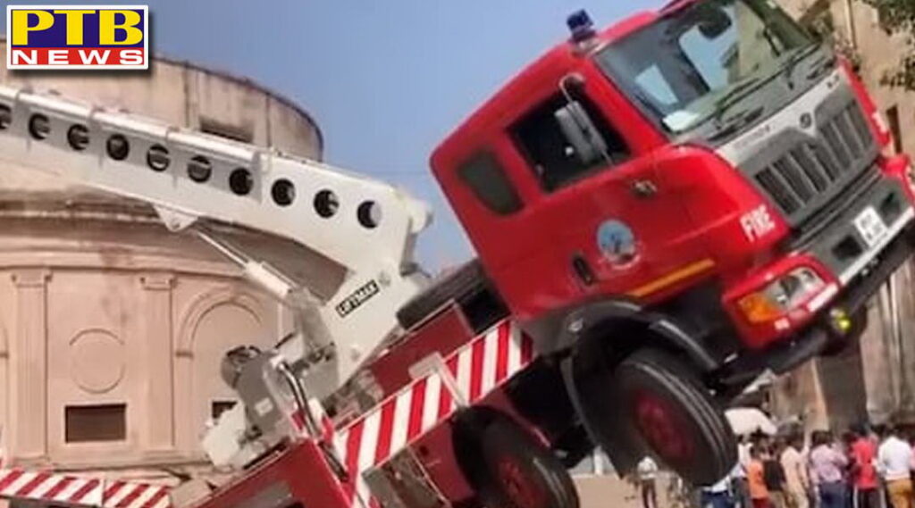 3 died in hydraulic machine crane painful accident during hosting tricolor flag Mp