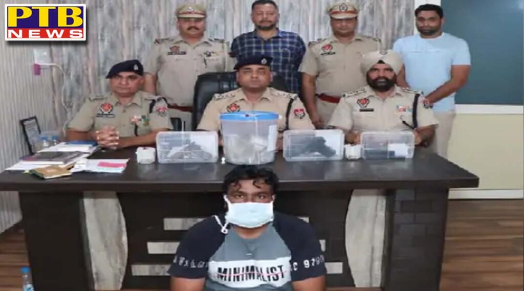 jalandhar Rural police arrested arms smuggler amit kalyan with 2 illegal pistols 13 cartridges and rs 790 lakh cash SSP Naveen Singla