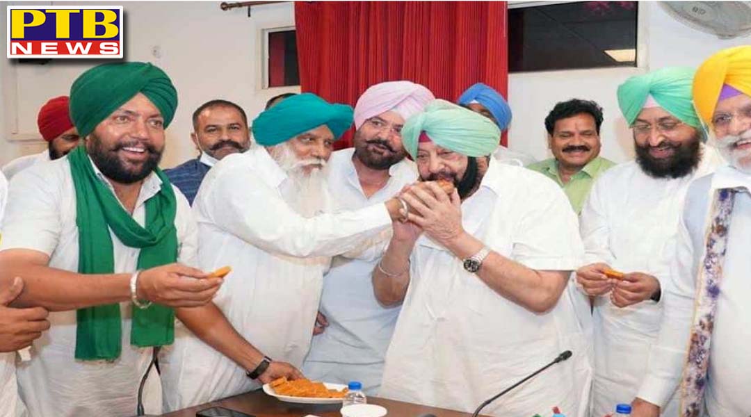 पंजाब के मुख्यमंत्री कैप्टन अमरिंदर सिंह का मुँह मीठा करवाने के बाद किसान नेताओं ने धरने को लेकर लिया बड़ा फैसला, कैप्टन अमिंदर ने भी कही बड़ी बात,