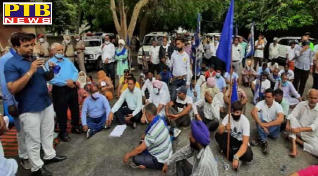 Bsp leader protest in outside the police commissioner office in jalandhar