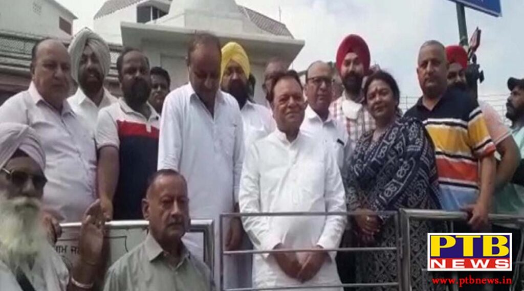 choudhary santokh singh while paying homage in the birth Punjab