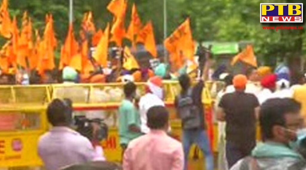 massive traffic jam in national capital due to protest of shiromani akali dal Delhi All roads coming from Haryana to Delhi closed people stuck in traffic