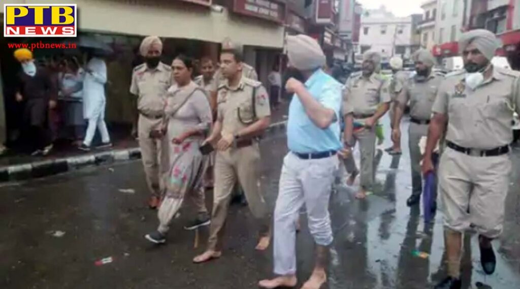 take stock of the traffic the police commissioner Vikram Jeet Duggal came on the roads without shoes in the rain gave instructions to the traffic police Amritsar Punjab