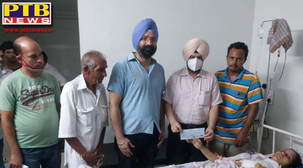Deputy Commissioner Ghanshyam Thori provides financial assistance of Rs. 50,000 to a woman who lost her husband and two children in a road accident Three members of a family were killed in a road accident near village Pacharanga