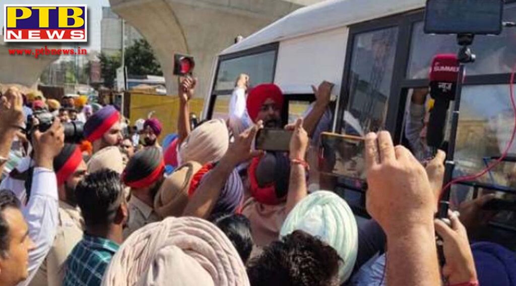 Simarjit Singh Bains president of Lok Insaaf Party and MLA from Halka Atmanagar supporters burn effigy of sad and senior leader harish dhanda in ludhiana