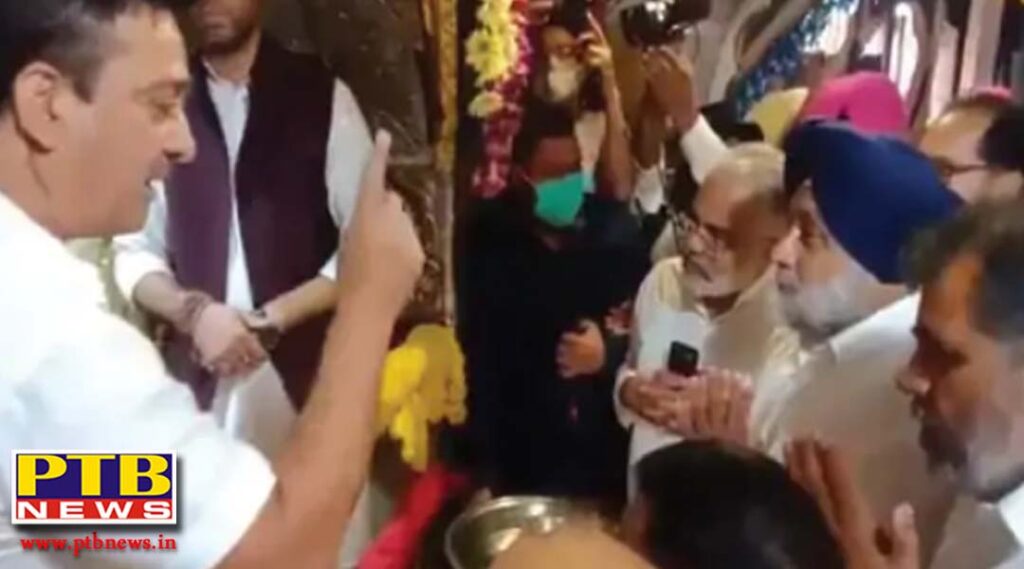 sukhbir badal broke the protocol bowed his head in the chintpurni temple without wearing a mask the temple administration did not even stop interrupted Una Himachal pardesh
