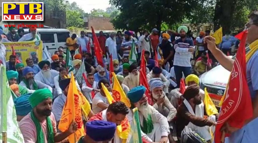 farmers protest in front of cabinet minister pargat singh house in jalandhar Punjab
