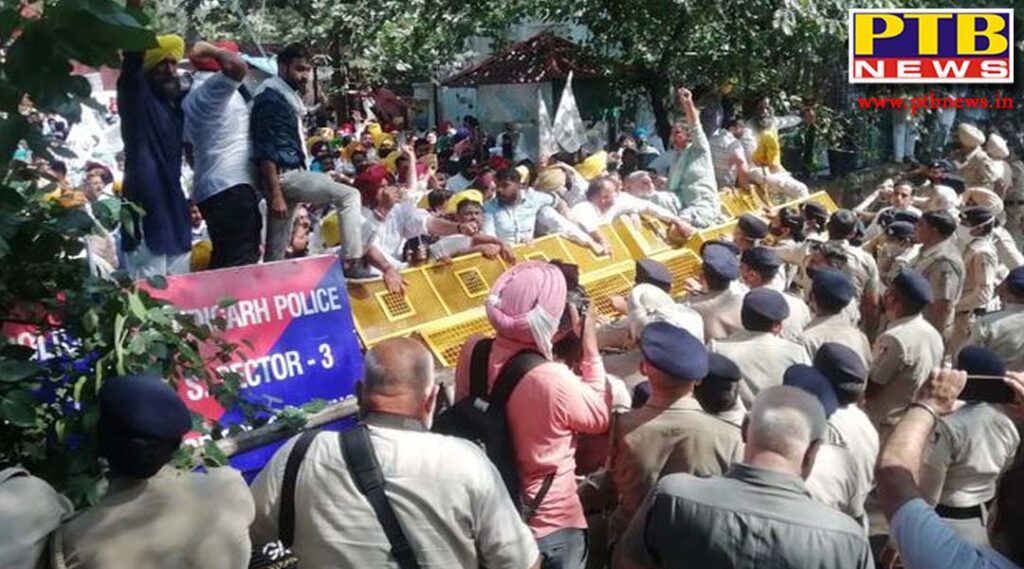 aap Party Leader protest in chandigarh against lakhimpur violence police released water from water cannon Punjab