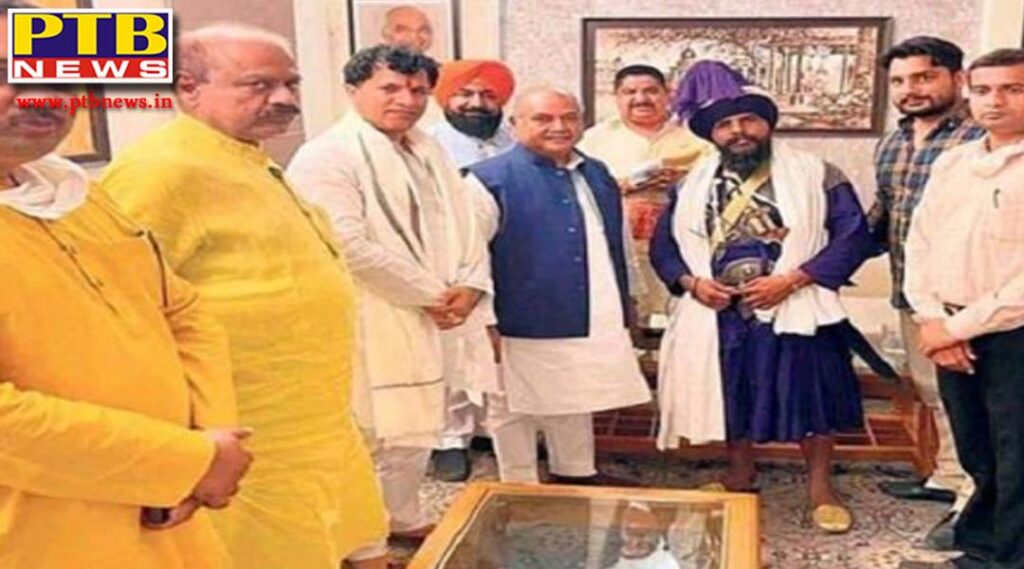 pictures of nihang singh leader baba aman singh with bjp Agriculture Minister Narendra Singh Tomar go viral Photo