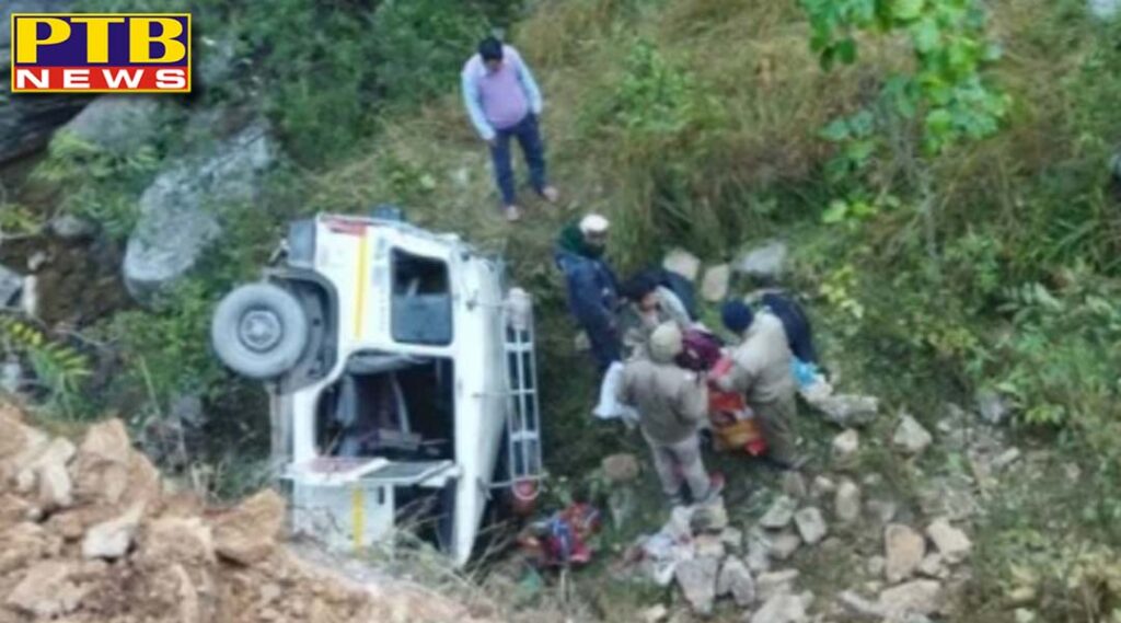 vehicle fell in ditch three women died many people injured