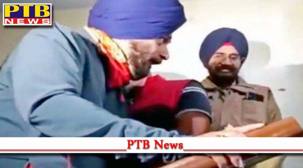 Navjot Singh sidhu meets protesting powercom employee Patiala Punjab