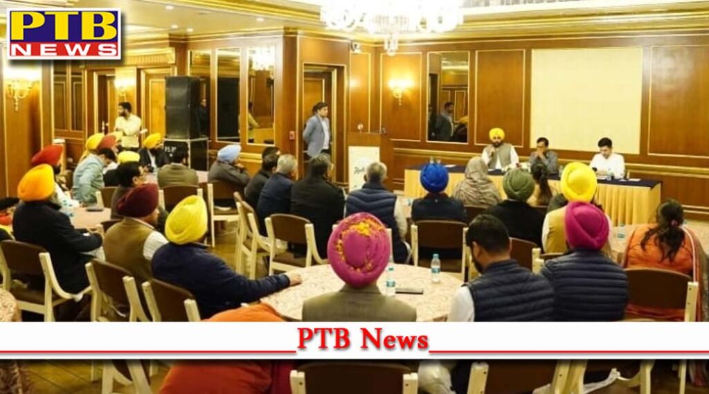 Kejriwal holds meeting with AAP candidates in Jalandhar Aam Aadmi Party will win elections on the agenda of development Punjab