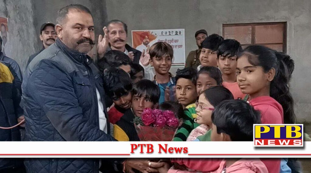 Leaving BJP Sohan Lal Petti and Rakesh Gill joined Congress Sushil Rinku bowed his head in Lord Valmiki temple blessed the children welcomed the MLA by giving flowers Jalandhar