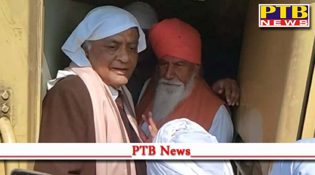 BJP Central candidate Manoranjan Kalia took the blessings of Sant Niranjan Das of Dera Sachkhand Balla