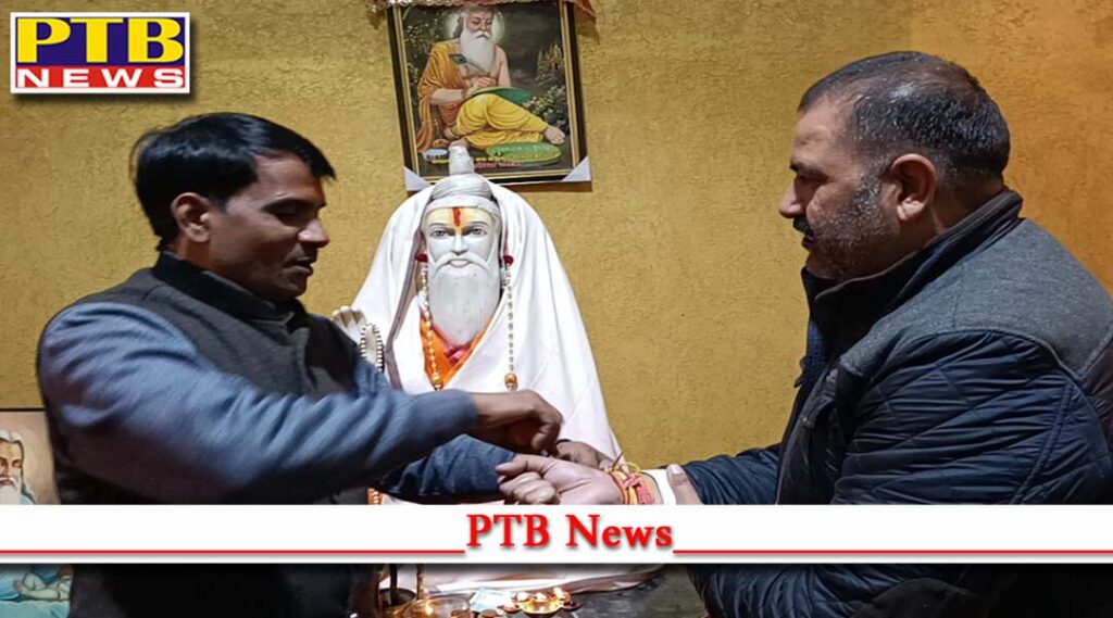 Leaving BJP Sohan Lal Petti and Rakesh Gill joined Congress Sushil Rinku bowed his head in Lord Valmiki temple blessed the children welcomed the MLA by giving flowers Jalandhar