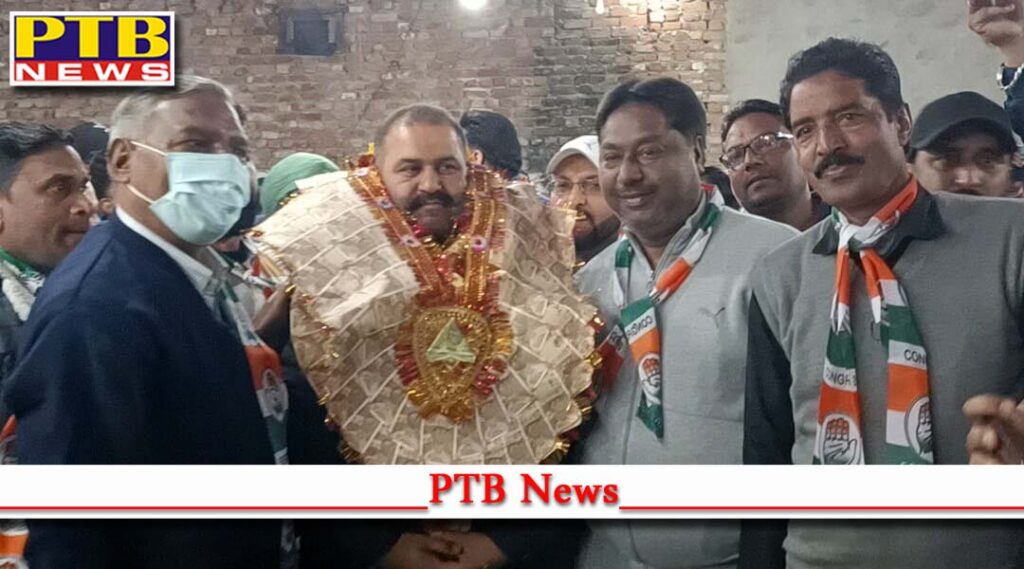 Leaving BJP Sohan Lal Petti and Rakesh Gill joined Congress Sushil Rinku bowed his head in Lord Valmiki temple blessed the children welcomed the MLA by giving flowers Jalandhar