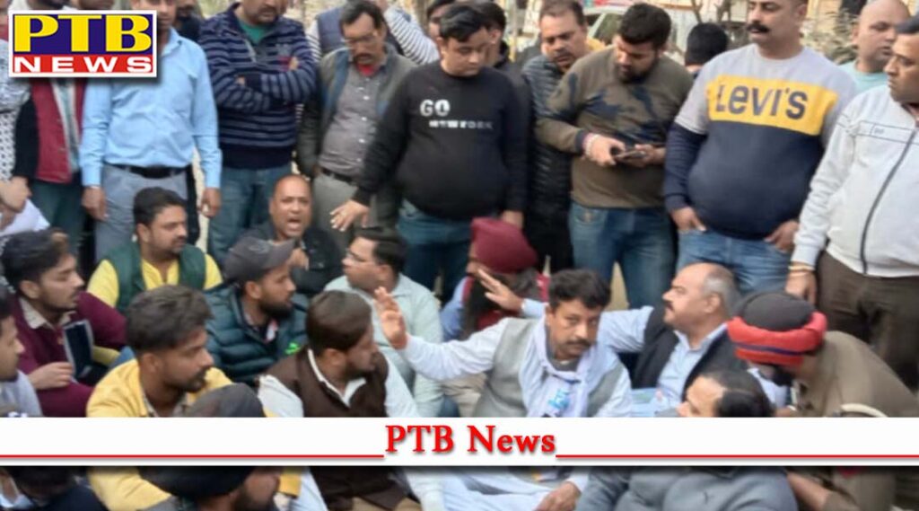 Rajinder Beri was stunned to see his every Councilor husband Jeeta made a mess with women AAP candidate Raman Arora staged a sit-in with his colleagues Jalandhar