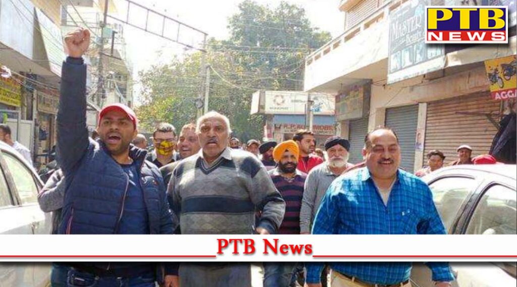 Sensation spread in Sahadeva market of Jalandhar Unidentified assailants entered the market with sharp weapons The association closed the market