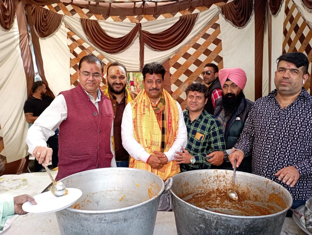 Raman Arora of Aam Admi Party is getting the love of people even after the elections are over amidst the cheers of Bam Bhole Maha Shivratri 2022