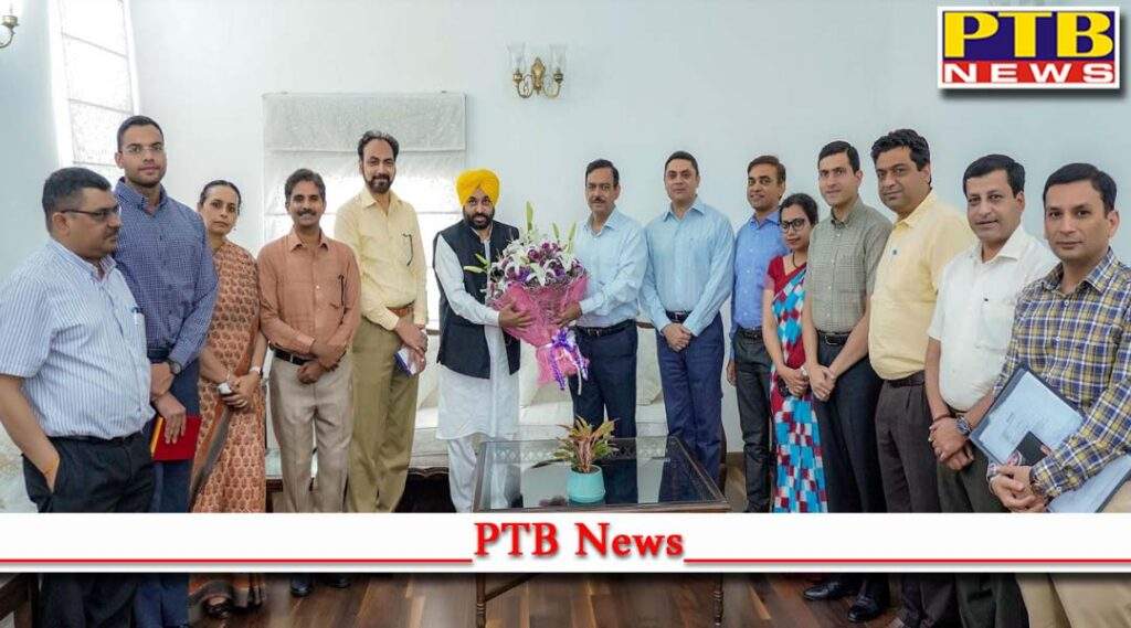 Punjab IAS Officers Association led by ACS to CM Venu Prasad felicitates Chief Minister Bhagwant Mann at his official residence on Thursday