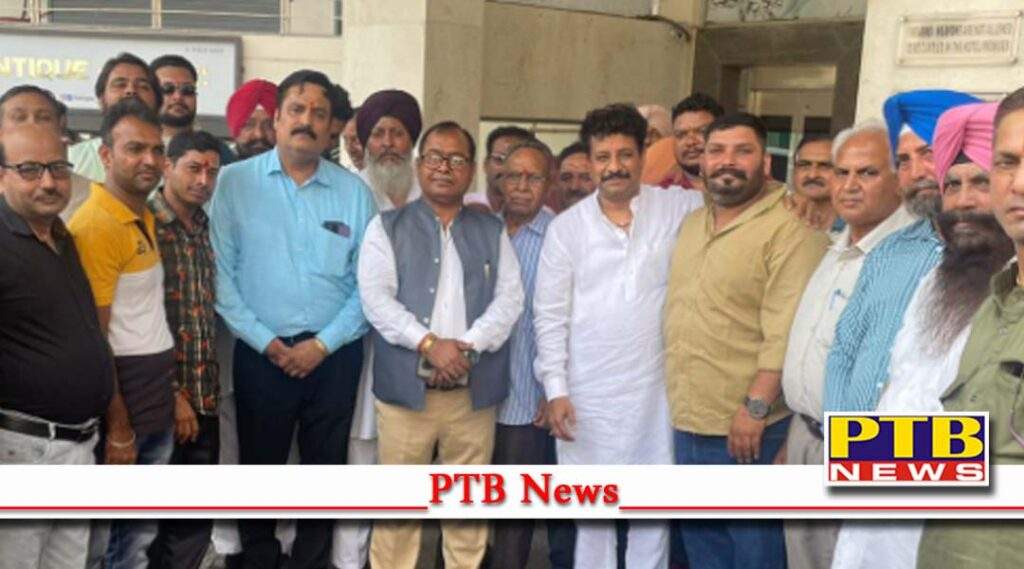Getting photographed with someone is not a requirement to be included in the party: MLA Raman Arora
