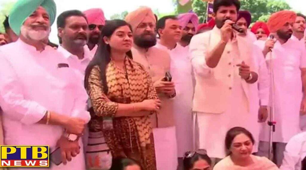 Congress leader Alka Lamba appeared in the police station, Raja warring and his supporters also created a tremendous uproar