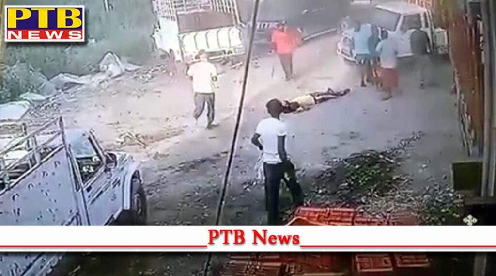 Hooliganism Orgy In Amritsar Valla Mandi attack on a young man with a sharp weapon video viral Punjab PTB News