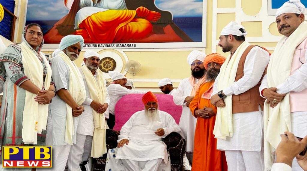 Punjab Food and Civil Supplies Minister Lal Chand Kataruchak presenting flowers of reverence to Sant Ramanand ji on the occasion of Sant Ramanand ji's death anniversary at Dera Sant Shravan Das Balan