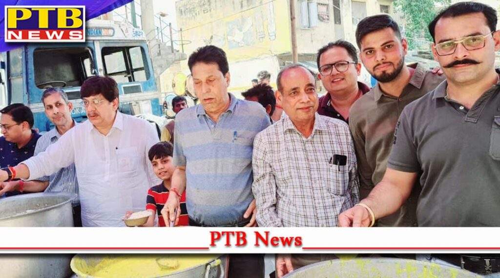 Mandi fantonganj trader Sardari Ramesh Faram anchored AAP leader Nikhil Arora was also present Jalandhar