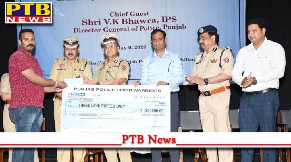 DGP PUNJAB VK Bhawra PAYS TRIBUTES TO PUNJAB POLICE COVID-19 MARTYRS GIVES RS 3 LAKH AS FINANCIAL AID TO FAMILIES