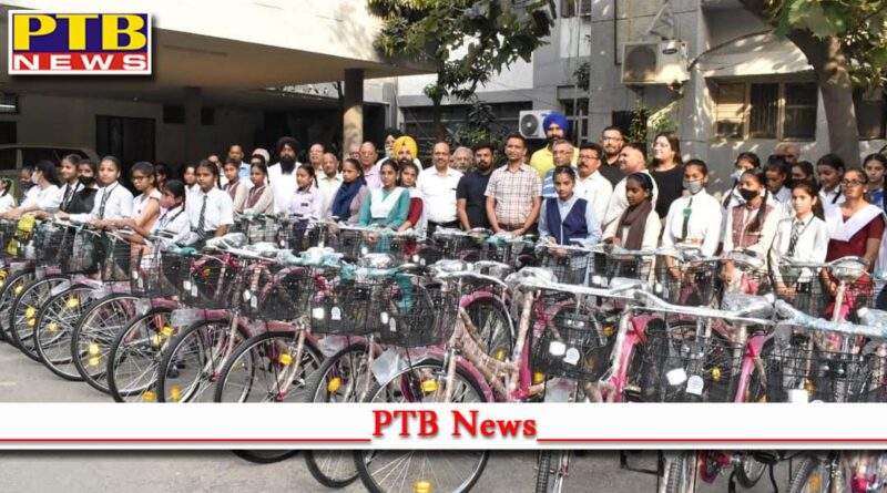 DC Jalandhar Ghanshyam Thori Distributes Bicycles Donated by Rotary Club Among 41 Girl Students