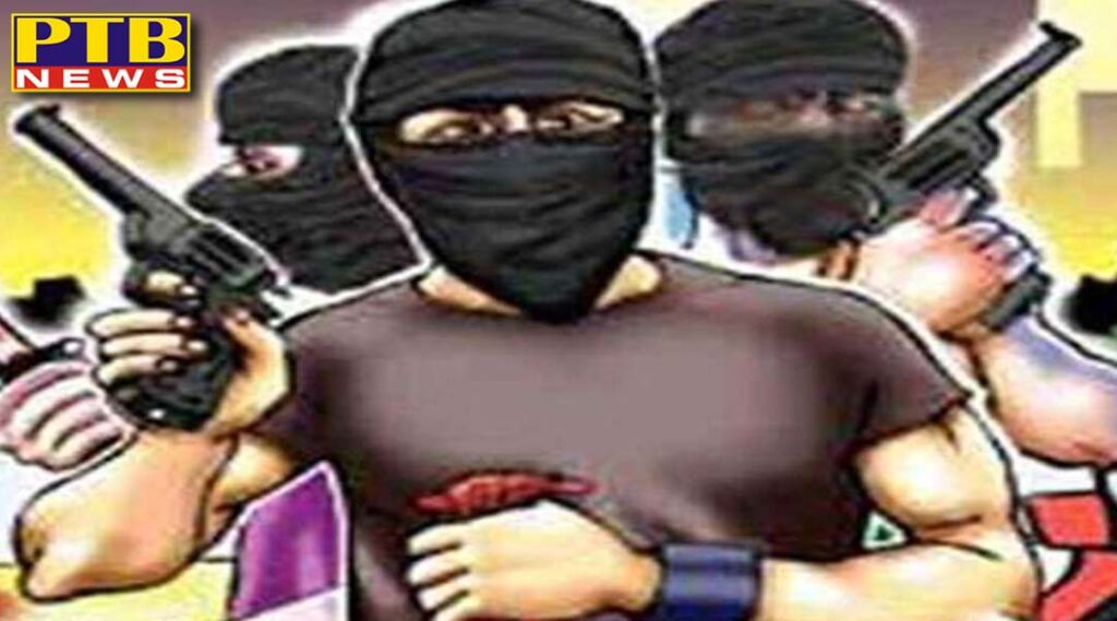 miscreants fired in broad daylight and snatched a bag full of money from the businessman