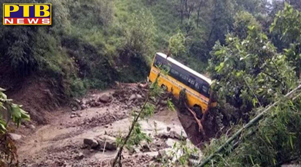 cloud burst in bilaspur car and house washed away