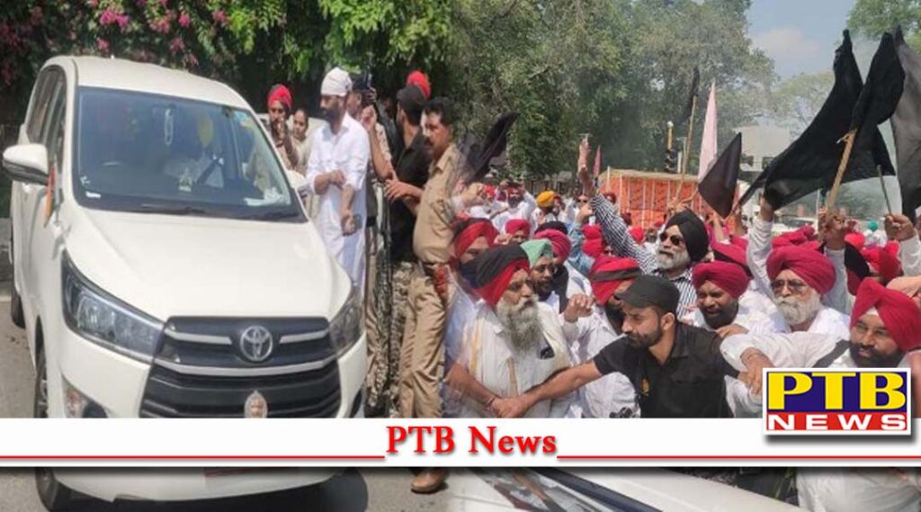 punjab farmers protest ex serviceman and farmers show black flag cabinet minister fauja singh and burn effigies