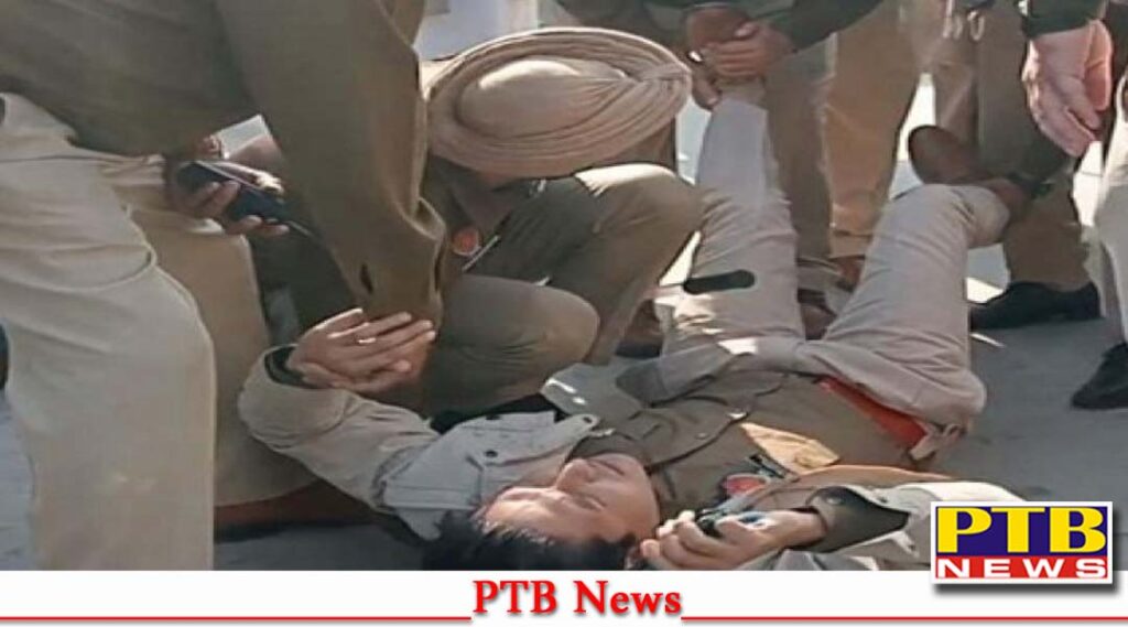 Punjab Farmers attack SHO on protest Farmers attacked the SHO daljeet Singh Moga
