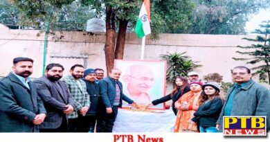 death anniversary of President Mahatma Gandhi who taught truth and non-violence the State Secretary of Punjab Mahila Congress presented flowers of reverence